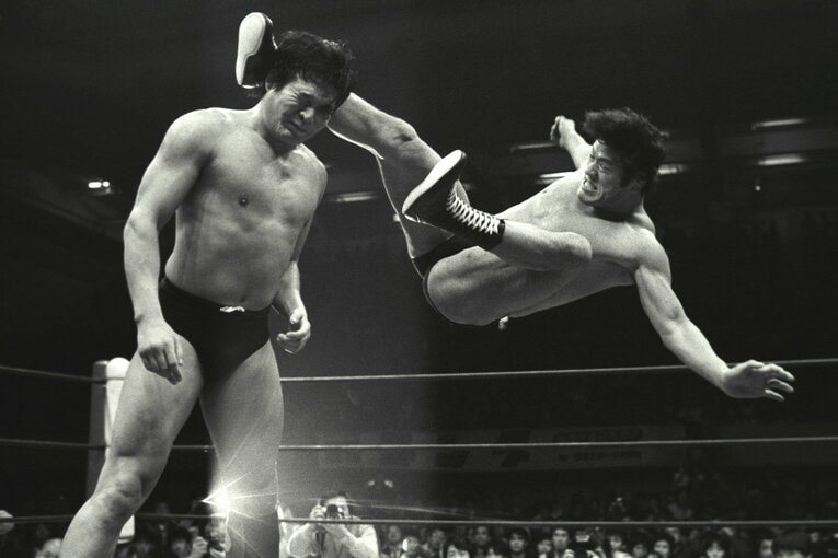 アントニオ猪木の延髄斬り　©Essei Hara