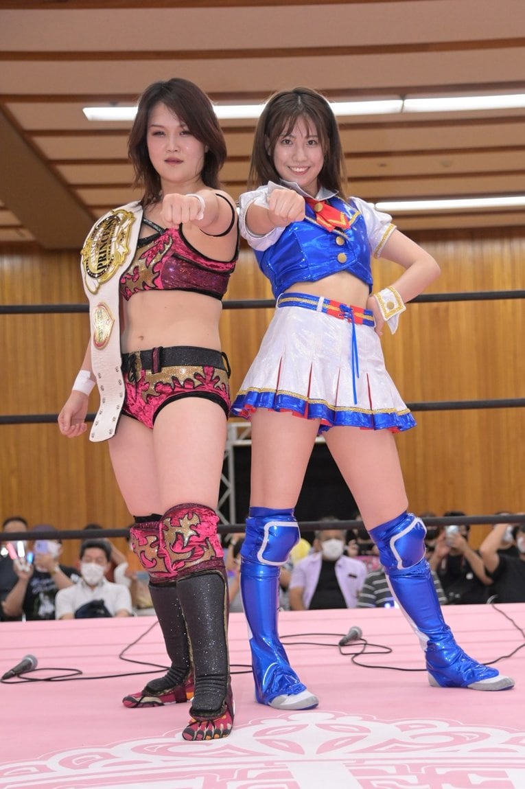 山下実優（左）と笑顔でポーズを決める荒井　提供：東京女子プロレス