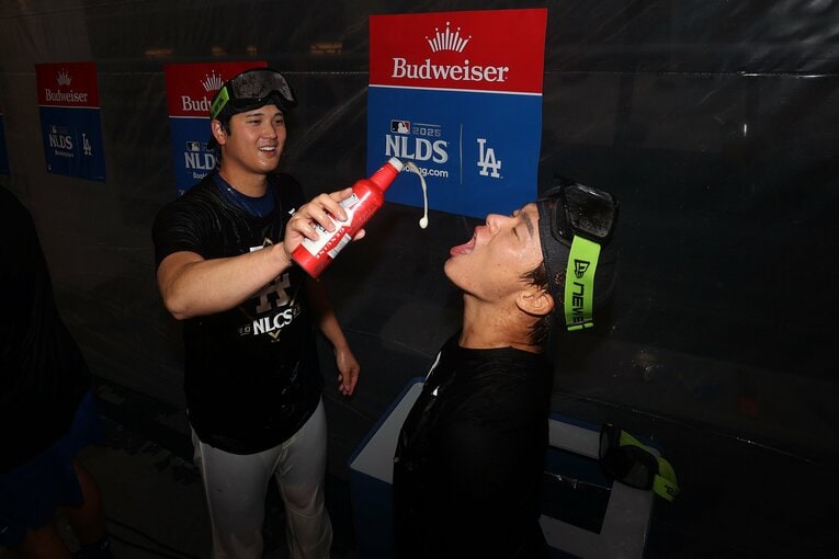 山本にシャンパンを飲ませる大谷。リーグ優勝シリーズでも彼らの活躍が必須になる　©Getty Images