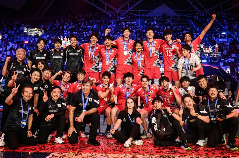 ネーションズリーグで銀メダルを獲得した日本代表 ©︎Volleyball World