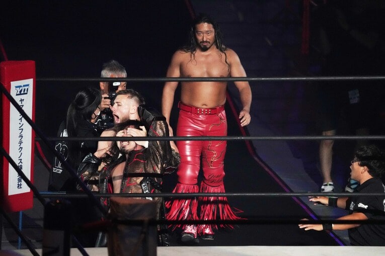 花道に登場した辻陽太。兄の将太さんを攻撃するゲイブ・キッドに笑みを浮かべる