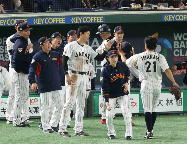 韓国戦、好投の今永をハイタッチで迎える大谷　©Naoya Sanuki