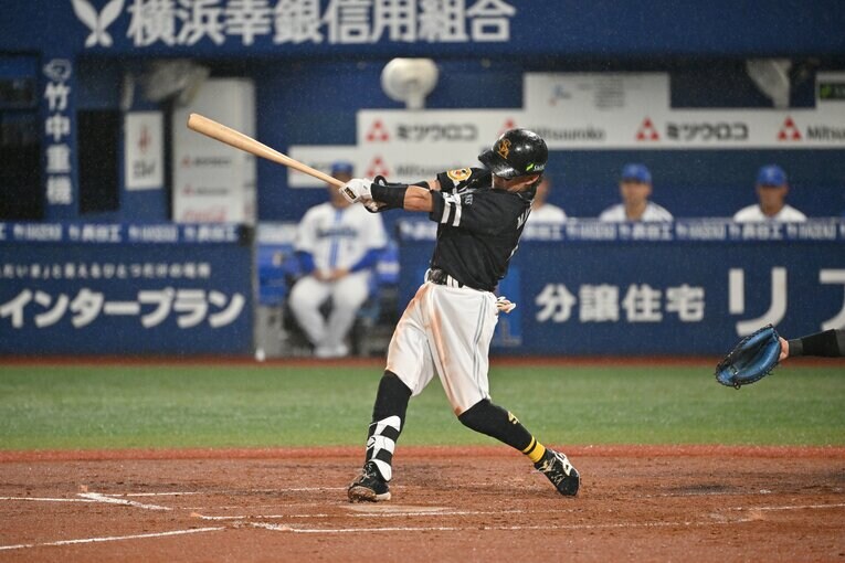 日本シリーズ第2戦、適時打を放つ牧原大成　©︎Hideki Sugiyama