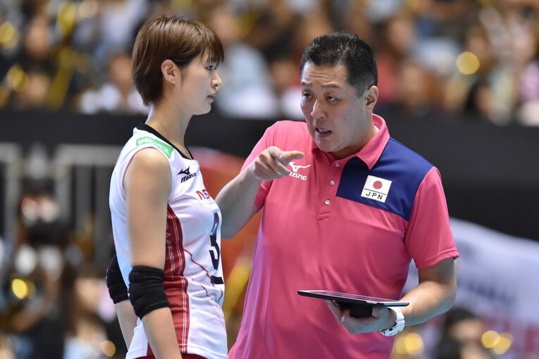 木村沙織に指示を送る眞鍋政義監督（2015年）　©︎Atsushi Tomura/Getty Images for FIVB