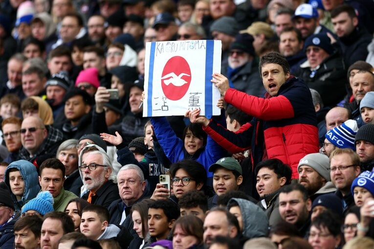 ブライトン地元ファンの手作り応援ボード。クラブで1月の“月間最優秀パフォーマンス賞”を受賞するなど、愛される存在になっている　©Getty Images