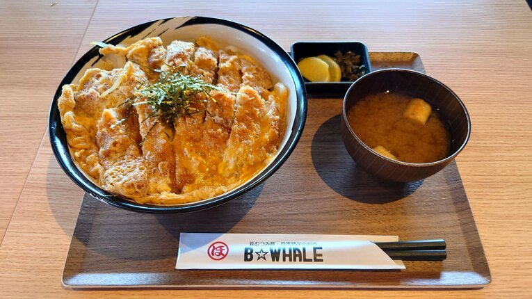 店で提供されているカツ丼。美味しそう…　©Hidenobu Murase