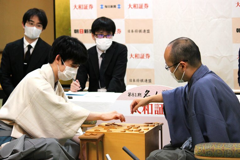 感想戦を行う渡辺名人と藤井竜王　©Number Web