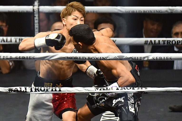 昨年10月のWBSS1回戦、試合開始からわずか70秒のことだった。井上尚弥はこの右ストレート1発でパヤノをマットに沈めた。 ／ photograph by Hiroaki Yamaguchi