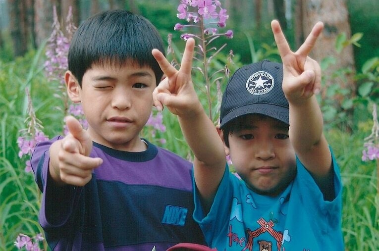 左・智亜（小3、9才）右・明智（年長、6才）。小さい頃から仲が良く、弟・明智はいつも兄の友達に混ざって遊んでいたという　©UDN SPORTS