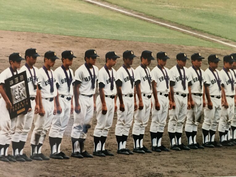 準優勝で表彰式に臨んだ宇部商ナイン　©︎Tomohiro Furutani