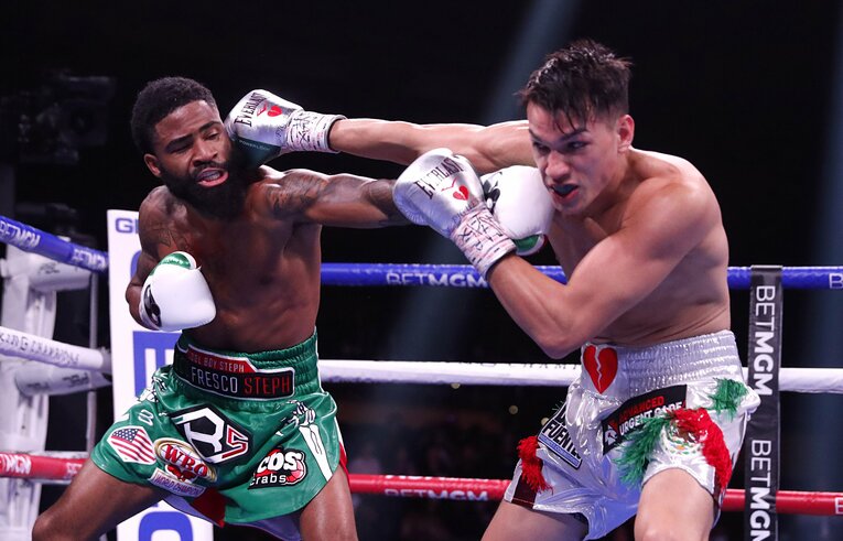 2021年11月27日、フルトン（右）vsフィゲロア　©Getty Images