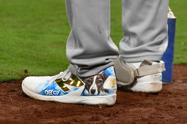 デコピンとニューバランスのコラボ？　大谷翔平が昨季履いたスパイク　©Getty Images