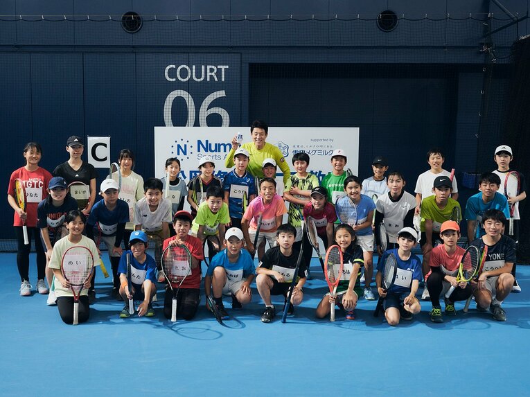 最後に参加者全員で記念撮影。充実したレッスンを終えて子どもたちの爽やかな笑顔が溢れる