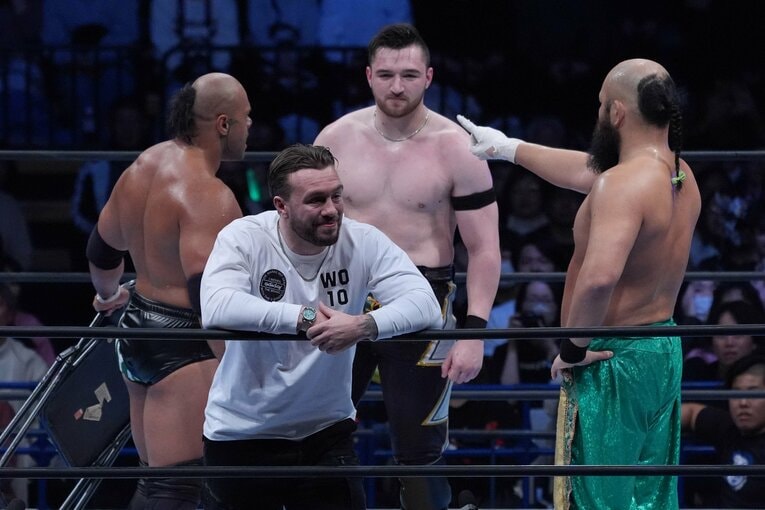 ウィル・オスプレイとカラム・ニューマンの微妙な関係。1月5日、大田区総合体育館　©Essei Hara