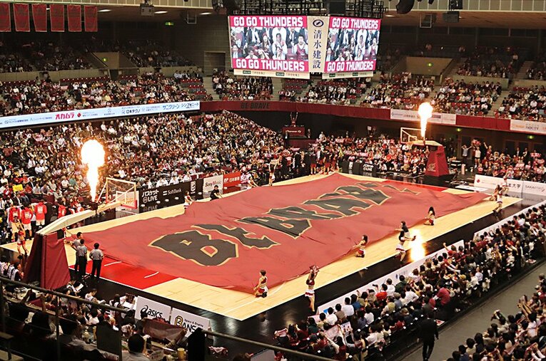 Bリーグは試合前演出に力を入れているチームが多いが、その中でもブレイブサンダースの盛り上がりは屈指だろう。 ／ photograph by KAWASAKI BRAVE THUNDERS