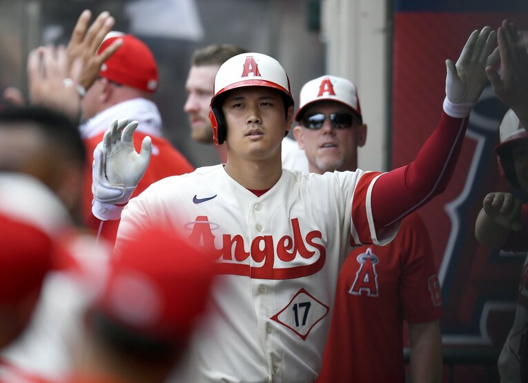 ホームラン後、ベンチに戻っても大谷の表情は冴えず　©Getty Images