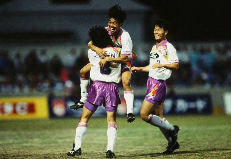 1993年6月2日、名古屋グランパスエイト戦でダメ押しとなる4点目のゴールを決めて風間八宏（手前）に抱きつく森保一　©︎J.LEAGUE