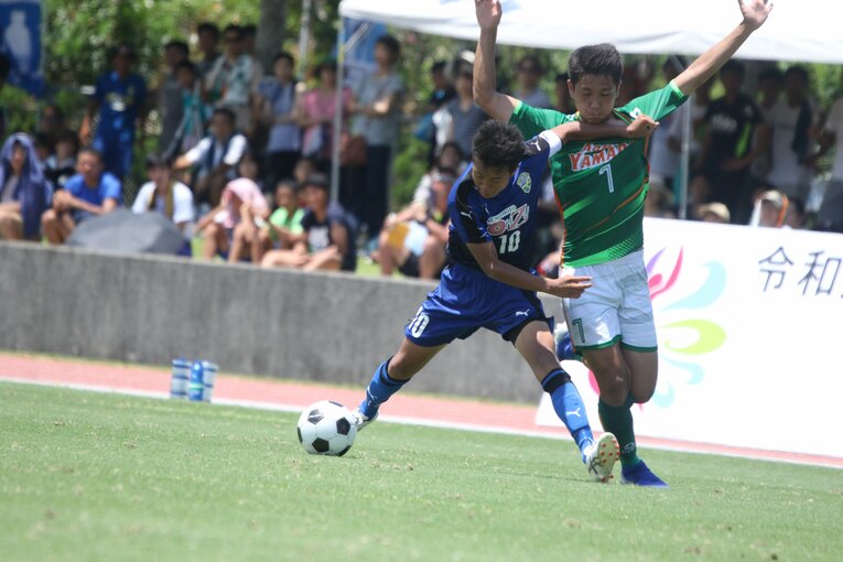 大津高校時代の濃野公人。青森山田高校時代の松木玖生（ギョズテペSK）とのマッチアップ　©︎Takahito Ando