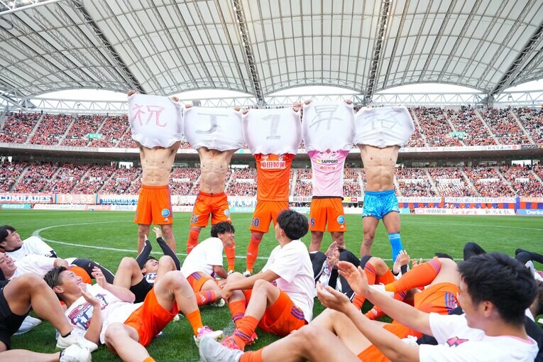 J1昇格特別バージョンのパフォーマンスでスタンドを盛り上げる新潟イレブン。千葉は左から2番目の「J」を担当　©︎J.LEAGUE