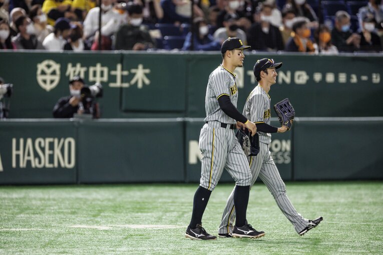 近本（右）と佐藤輝にはチームリーダーとしても期待がかかる　©︎Kiichi Matsumoto