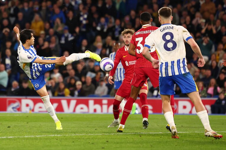 5月19日、リバプール戦。後半24分、三笘薫の鮮やかな左足ボレー。叩きつけたボールがゴールへ吸い込まれる【1枚目／全3枚】　©Getty Images