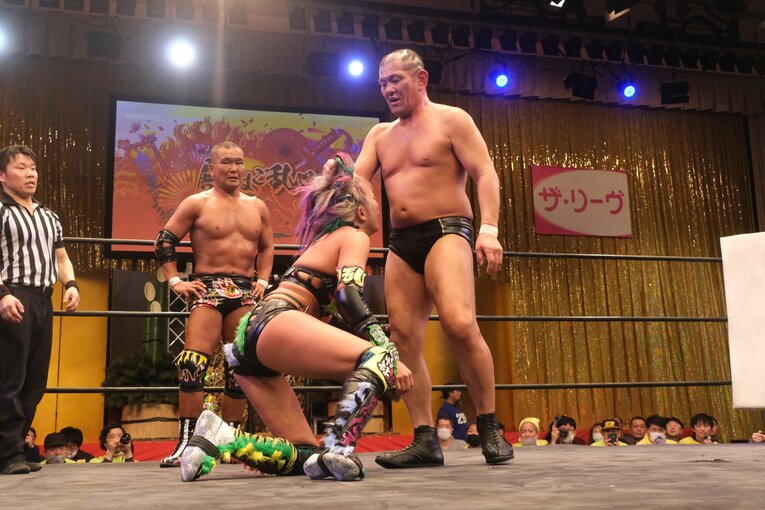 「スターダムをクビになって…」人気女子プロレスラーが初告白　ウナギ・サヤカ“超満員の自主興行”に密着して感じた「不思議な風格」(47)