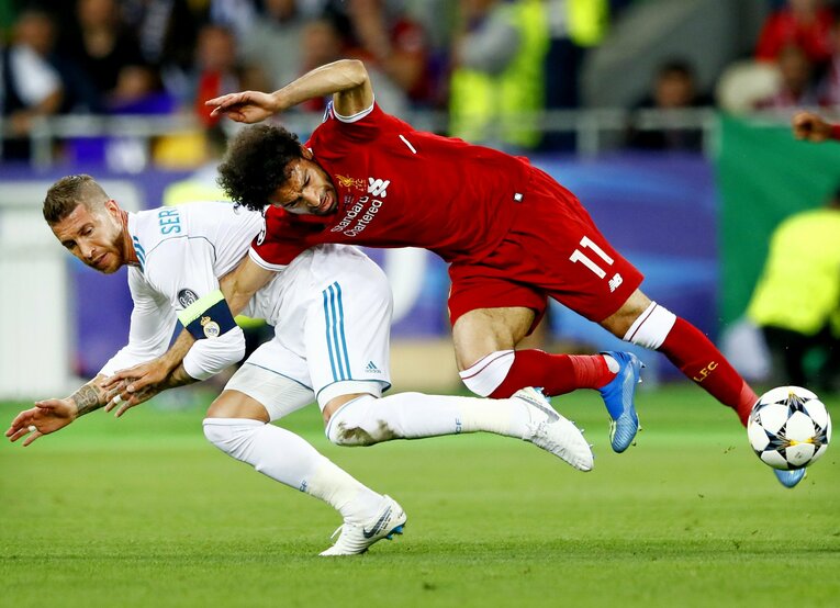 セルヒオ・ラモスとサラーが交錯したシーン　©Getty Images