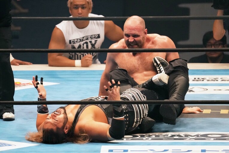 ジョン・モクスリーの足4の字固め　©Essei Hara