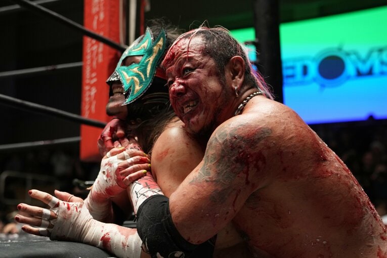 血まみれの葛西純とエル・デスペラード　©Masashi Hara