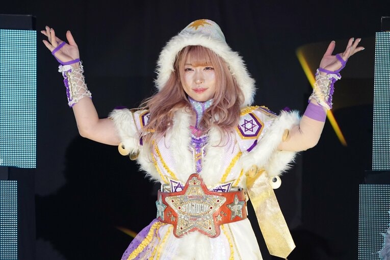 赤いベルトを巻いて入場するたむ。この日はなつぽい、安納サオリとのチーム　©Essei Hara