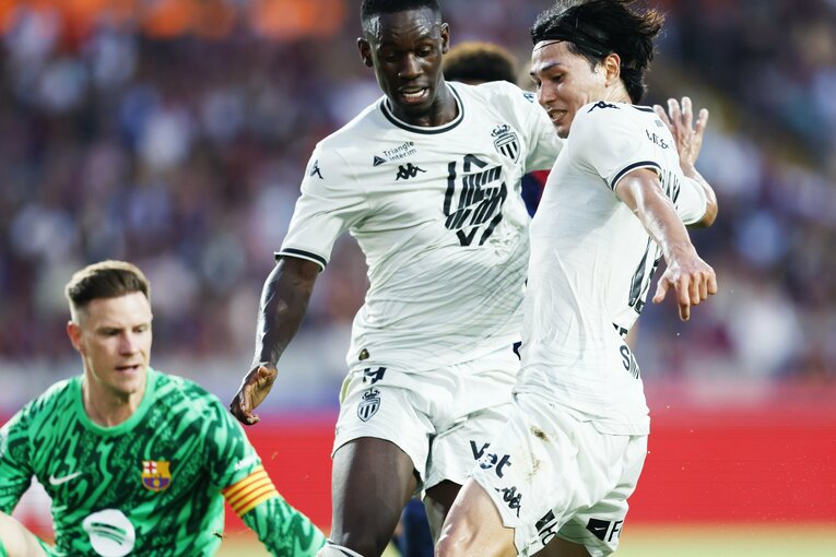 「トップ下でなく右サイドで！」南野拓実開幕戦ゴールの伏線…バルサを翻弄アシスト「特筆すべき運動量」カメラマンが生で見た29歳の新境地(2)