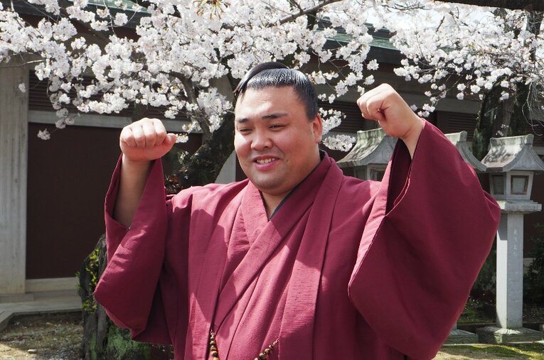 大相撲春場所の初優勝から一夜明け、桜の下で喜ぶ新関脇・霧馬山（モンゴル出身） ／ photograph by JIJI PRESS