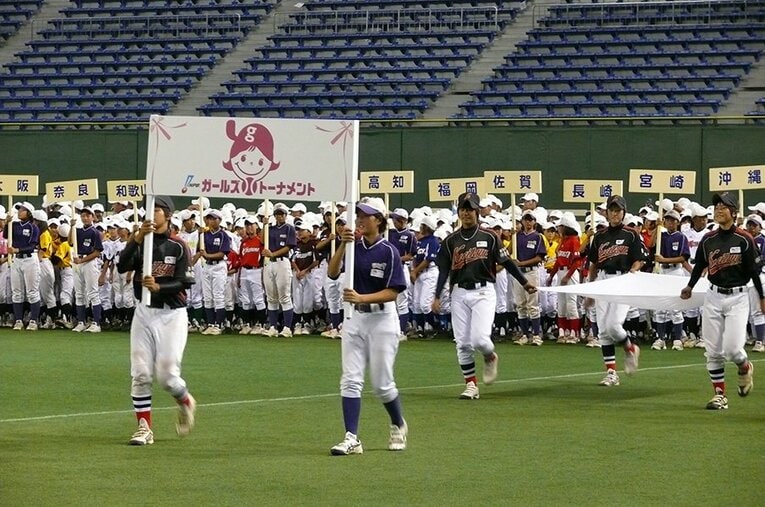 女子児童の全国大会での入場行進。この大会は女子野球界に大きな影響を与えた ／ photograph by Motoko Iinuma