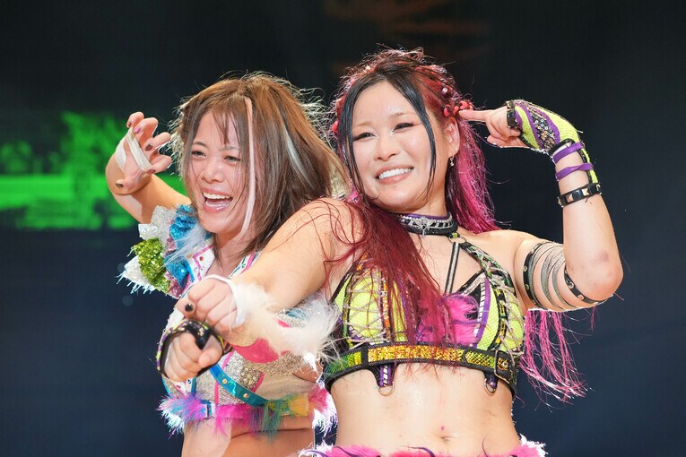 試合後、ポーズを取る岩谷麻優とイヨ・スカイ。伝説のタッグチーム・サンダーロック復活か。10月26日、両国国技館　©Essei Hara