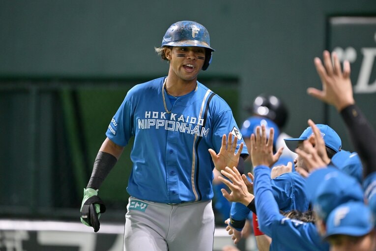 ［第3戦］水谷が先制のホームを踏んで迎えられる　©Hideki Sugiyama