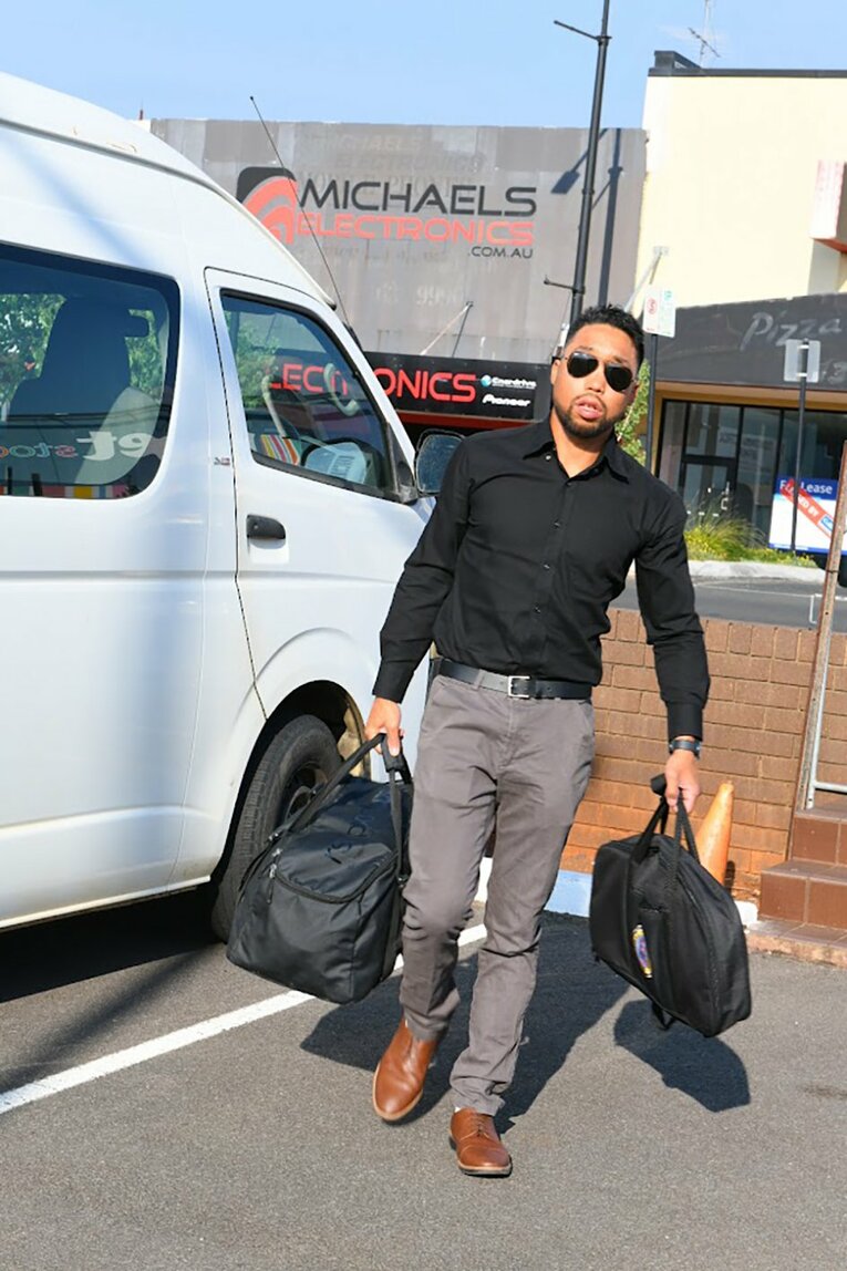 試合の時はいつも正装で会場入りする内藤律樹（2024年11月）©Kokou Sekine