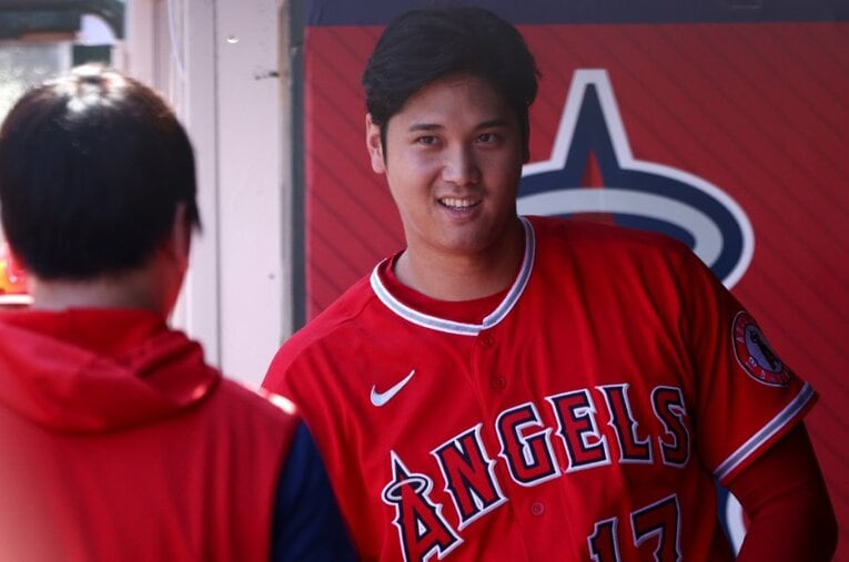 9月19日のマリナーズ戦にて、水原通訳と会話する大谷。ジャッジとのMVP争いも佳境に差し掛かっている ／ photograph by Getty Images