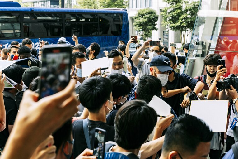 24日、東京駅にて。スター軍団を一目見ようと人だかりができた　©Kiichi Matsumoto