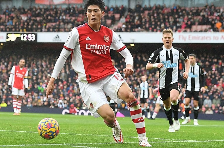 鮮やかなパスからプレミア初アシスト。冨安健洋は攻撃力という面でも日本サッカー屈指のDFになるポテンシャルを有している ／ photograph by Stuart MacFarlane/Getty Images