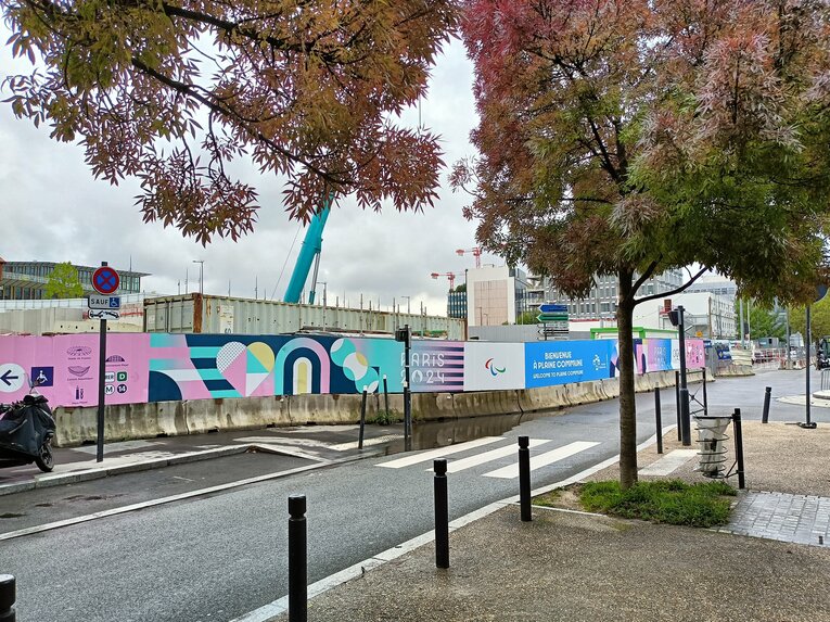 10月、まだ五輪の看板が残るサンドニプレイエル駅前　©Yuji Hirooka