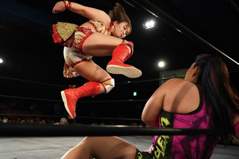 ダウンした橋本千紘に低空ドロップキック