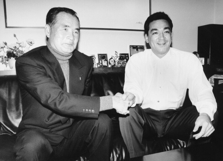 巨人残留を決め、長嶋茂雄監督（当時）と握手する槙原（93年11月21日、槙原の自宅で）　©KYODO