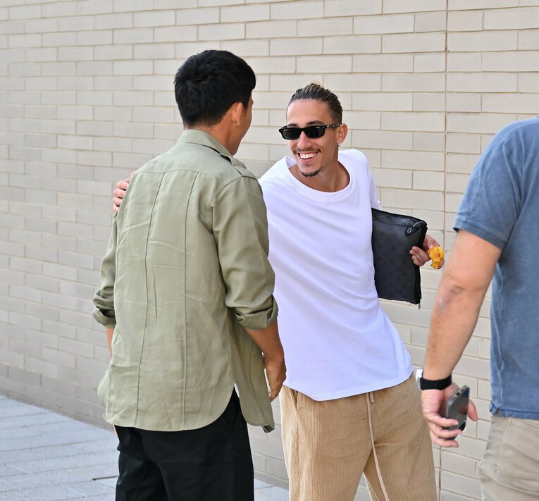 サングラス姿のツィミカスも陽気に挨拶　©Getty Images