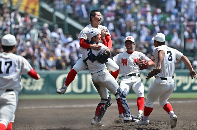 甲子園で5年ぶりに優勝した智弁和歌山ナイン。一方で、プロスカウトが甲子園で注目した選手は、活躍した選手以外にも多くいるという ／ photograph by Hideki Sugiyama