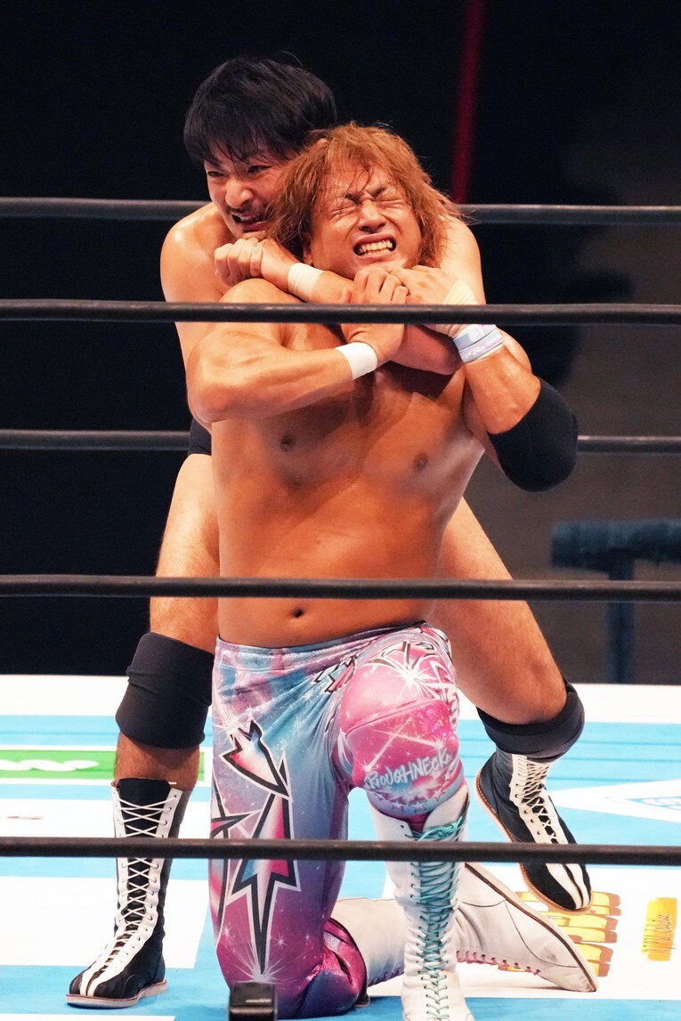 海野翔太をスリーパーホールドで締める成田蓮