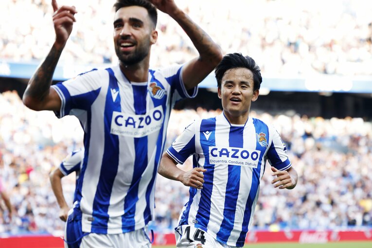 「KUBOコール」や「武房、シャツくれませんか」日本語メッセージの少年、猛プレスに感謝のハグ…“久保建英リーガ100戦目の進化”を撮った(24)