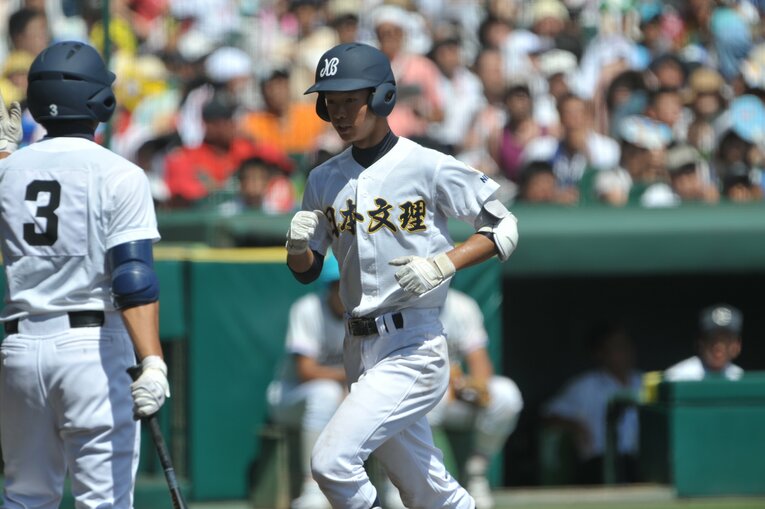 堂林から本塁打を放った隼之介。意図的に無表情を装ったという　©︎BUNGEISHUNJU