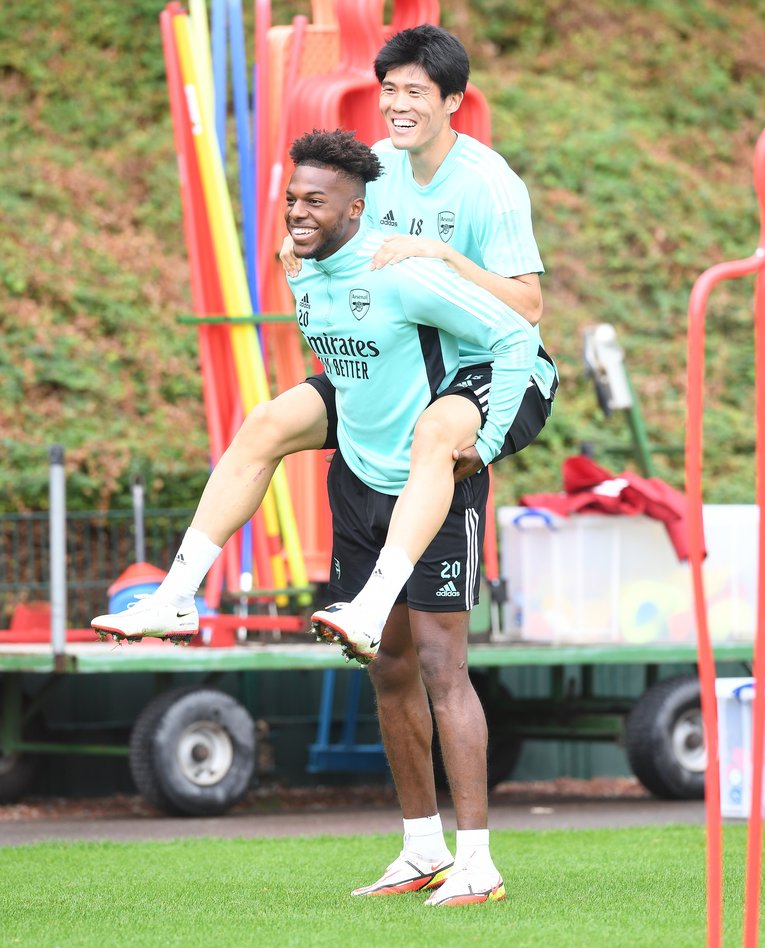 初トレーニングでの一幕。同じく新加入のタバレスにおんぶされる　©Getty Images