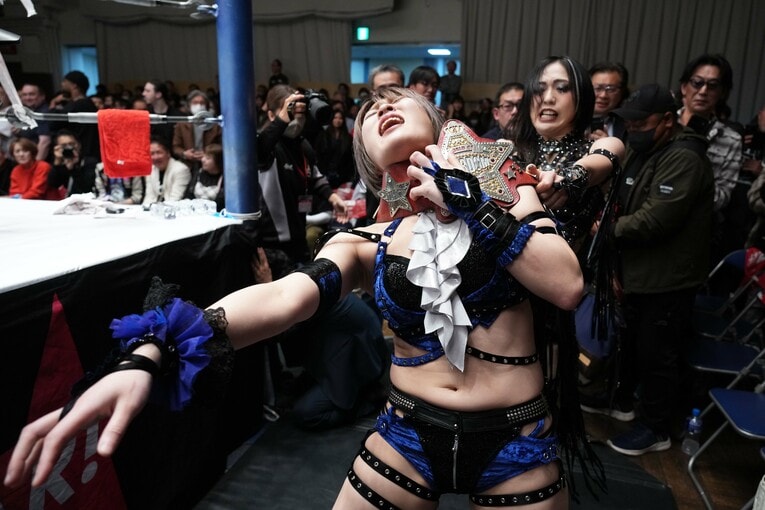 上谷沙弥に赤いベルトで締め上げられる安納サオリ　©Essei Hara