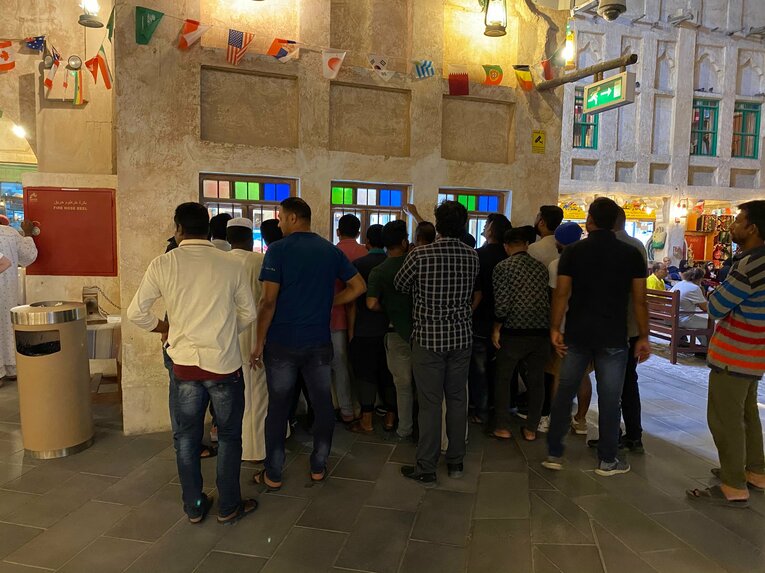 スークワキーフで開幕戦をテレビ観戦する人々　©Kei Totsuka